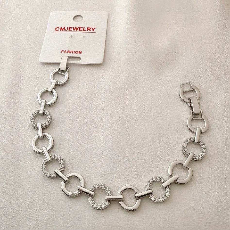 دستبند گرد ضد حساسیت ژوپینگ-درخشش بی‌نظیر با دستبند گرد ضد حساسیت ژوپینگ - کد 00044077 - PLX با دستبند گرد ضد حساسیت ژوپینگ، استایلی لوکس و مدرن را به مجموعه زیورآلات خود اضافه کنید! این دستبند زنانه  با طراحی خاص و جذاب خود، یکی از پرطرفدارترین اکسسوری‌های پاشالوکس محسوب می‌شود. اگر به دنبال دستبند ...