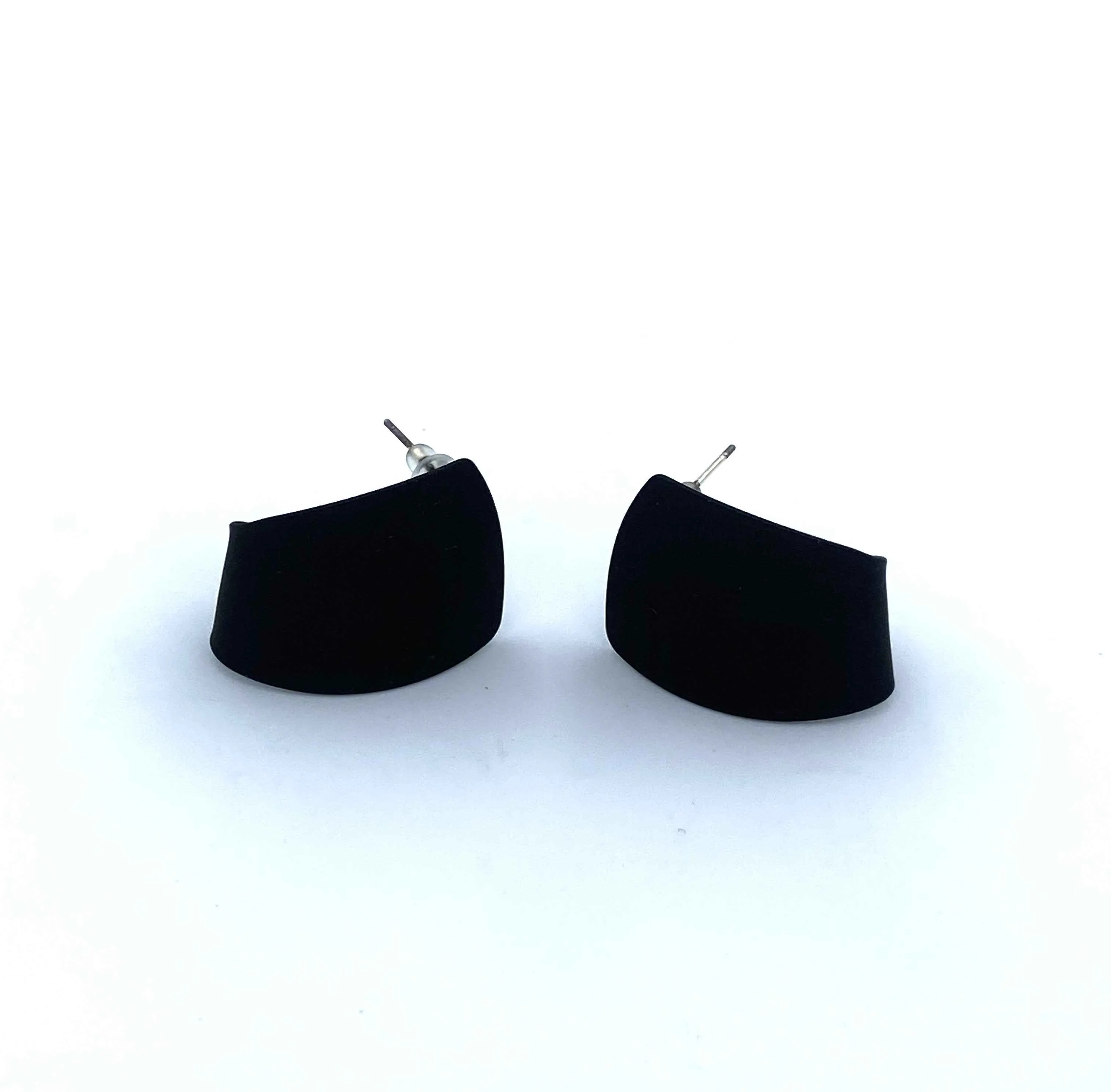 گوشواره سه بعدی سیلیکونی-درخشش بی‌نظیر با گوشواره سه بعدی سیلیکونی - کد 00013824 - PLX با گوشواره سه بعدی سیلیکونی، استایلی لوکس و مدرن را به مجموعه زیورآلات خود اضافه کنید! این گوشواره  با طراحی خاص و جذاب خود، یکی از پرطرفدارترین اکسسوری‌های پاشالوکس محسوب می‌شود. اگر به دنبال گوشواره رنگ ثابت و ب ...