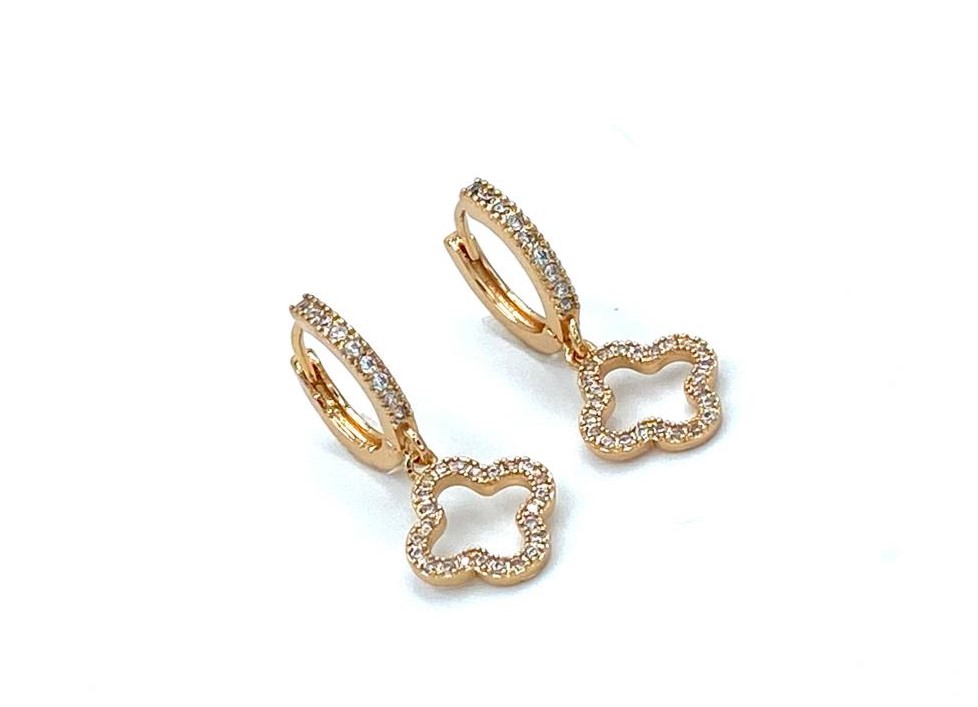 گوشواره ون کلیف نگین دار ساده-گوشواره ون کلیف نگین دار ساده با شناسه محصول plx – 00003981 یکی از محصولات با کیفیت فروشگاه اینترنتی پاشالوکس است. از ویژگی های بارز این محصول باید به آبکاری رنگ ثابت و ضد حساسیت بودن آن اشاره کرد. شما می توانید با اتصال به درگاه امن بانکی این محصول را سفارش دهید و به ص ...