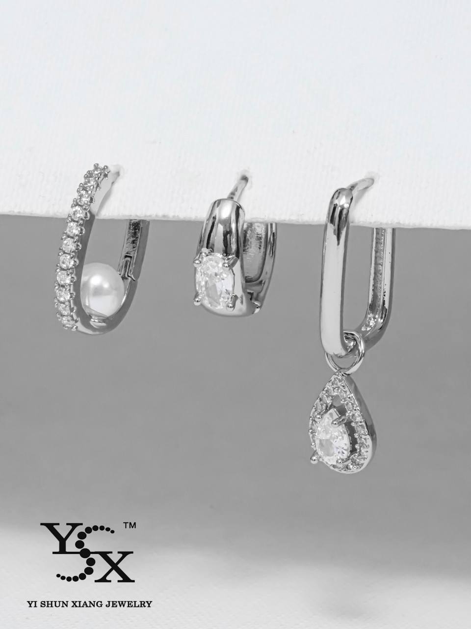 گوشواره بدل سه عددی | مروارید-گوشواره بدل سه عددی | مروارید با شناسه محصول plx – 00017490 یکی از محصولات با کیفیت فروشگاه اینترنتی پاشالوکس است. از ویژگی های بارز این محصول باید به آبکاری رنگ ثابت و ضد حساسیت بودن آن اشاره کرد. شما می توانید با اتصال به درگاه امن بانکی این محصول را سفارش دهید و به ص ...
